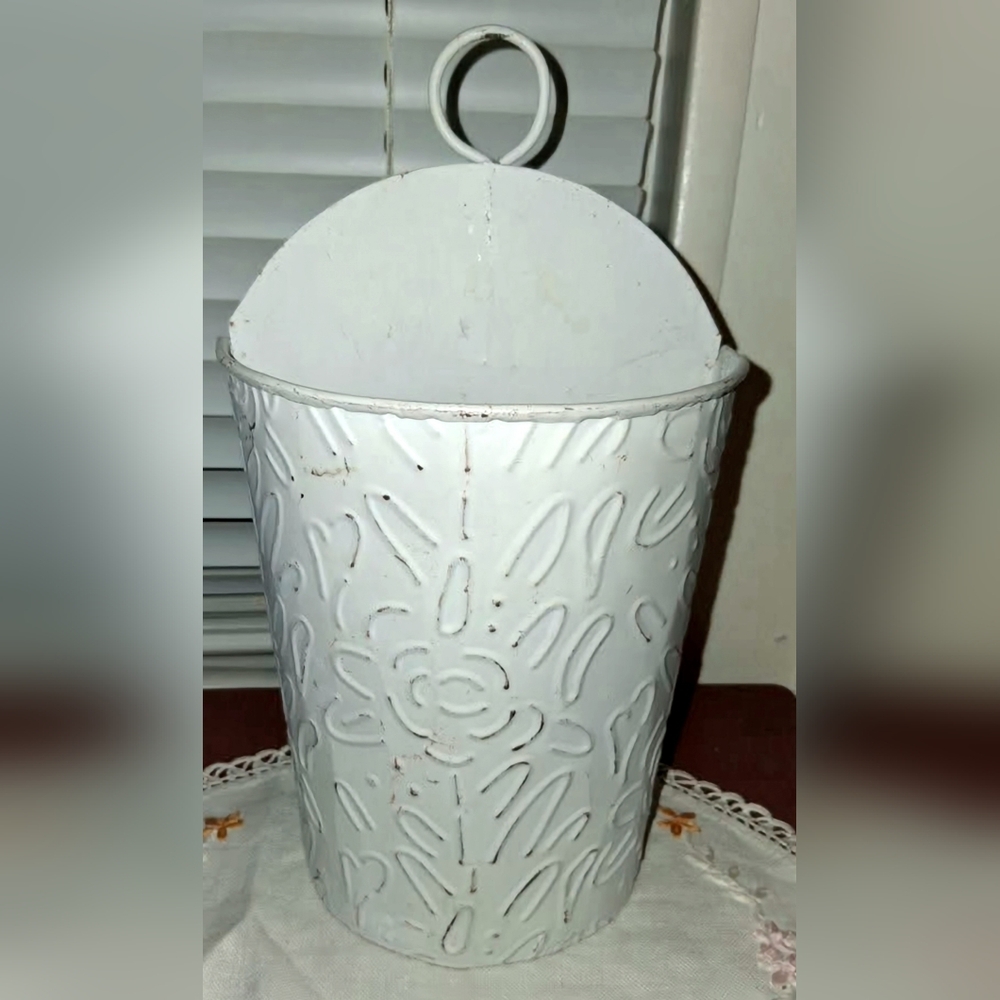 White Embossed Metal Wall Pocket Hanger